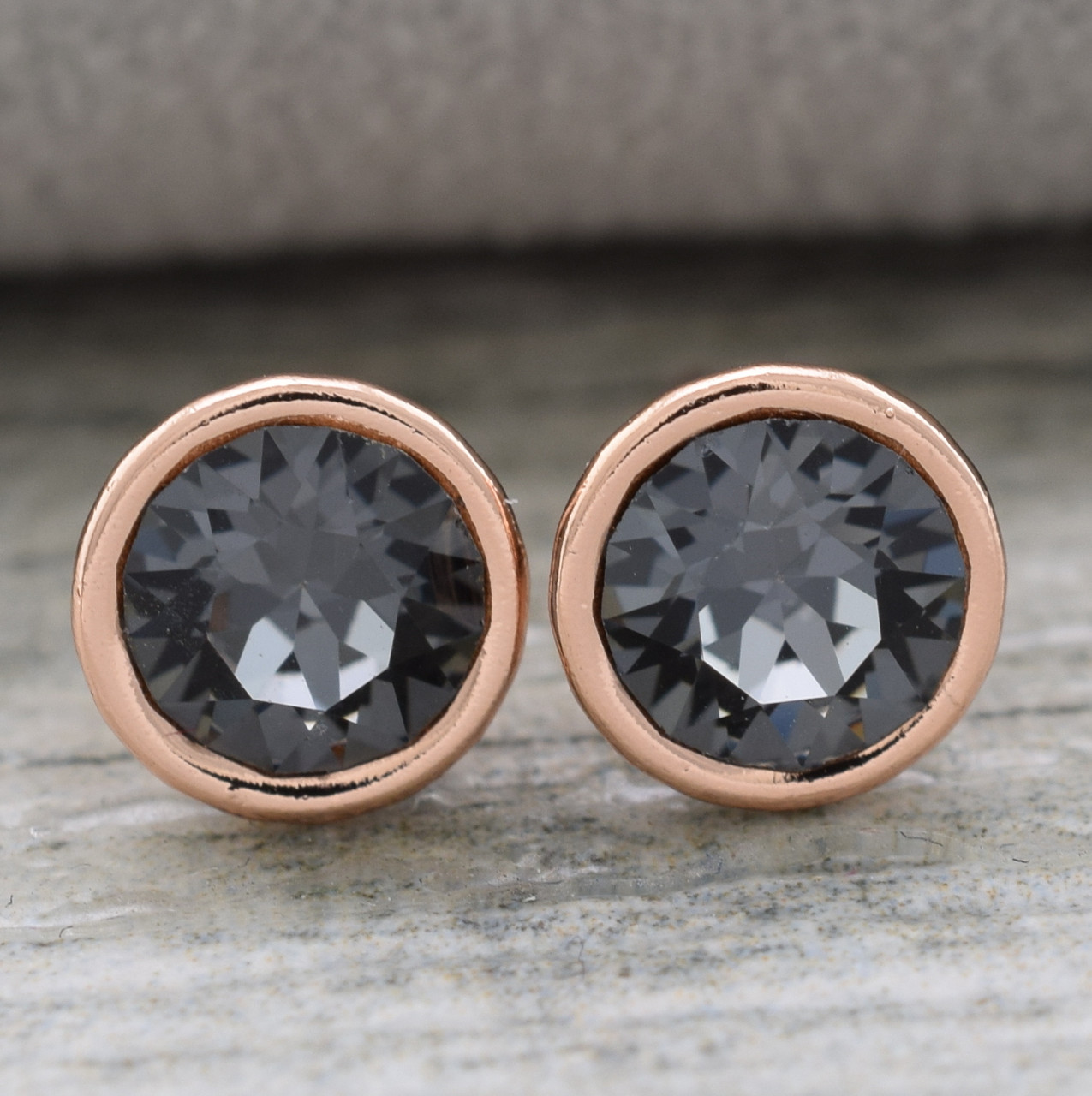 

Серьги Xuping с кристаллами Swarovski 83112 размер 7х7 мм цвет Серебряная ночь позолота РО