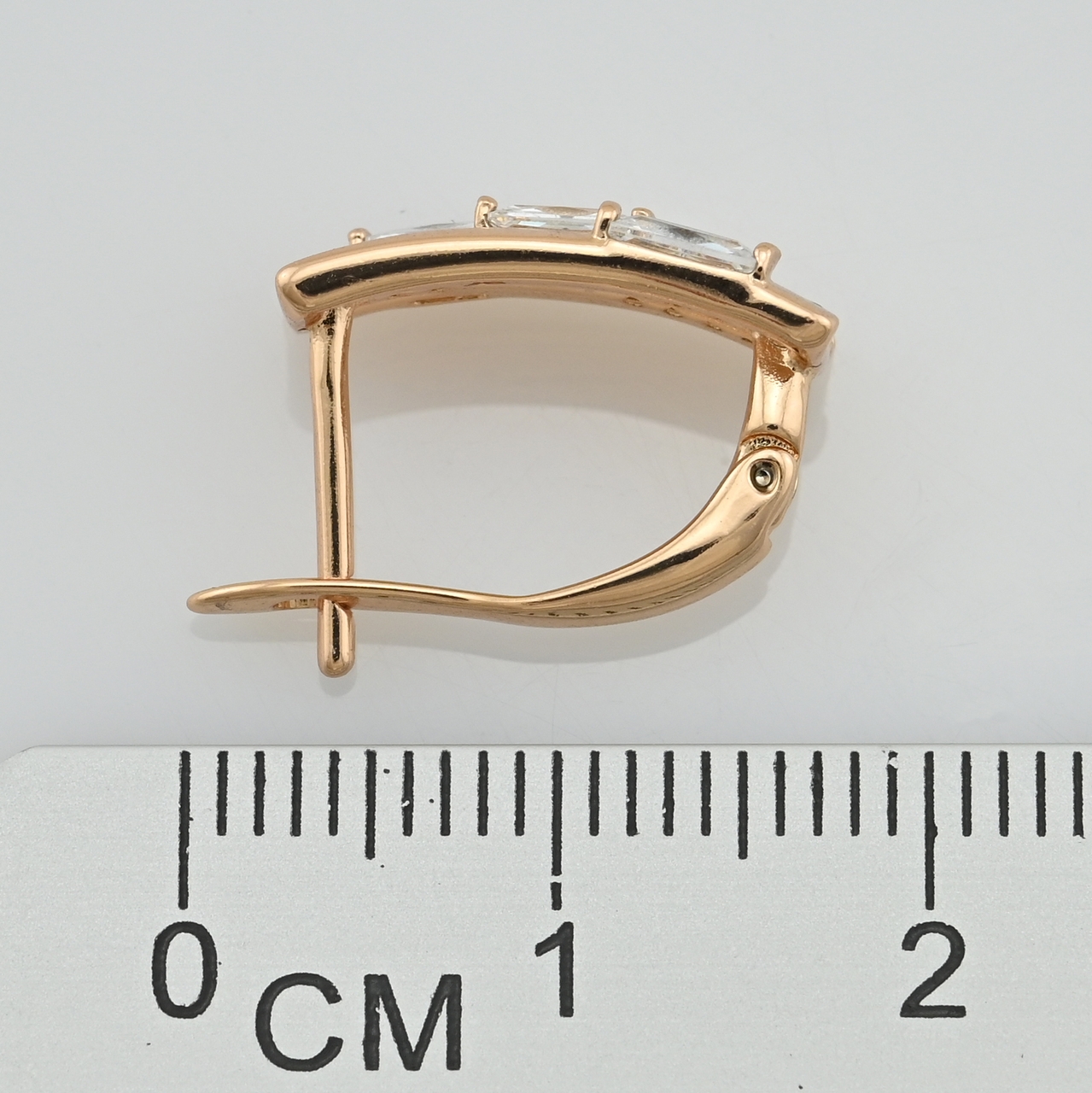 

Серьги Xuping 30518 размер 16х7 мм вес 2.7 г белые фианиты позолота 18К