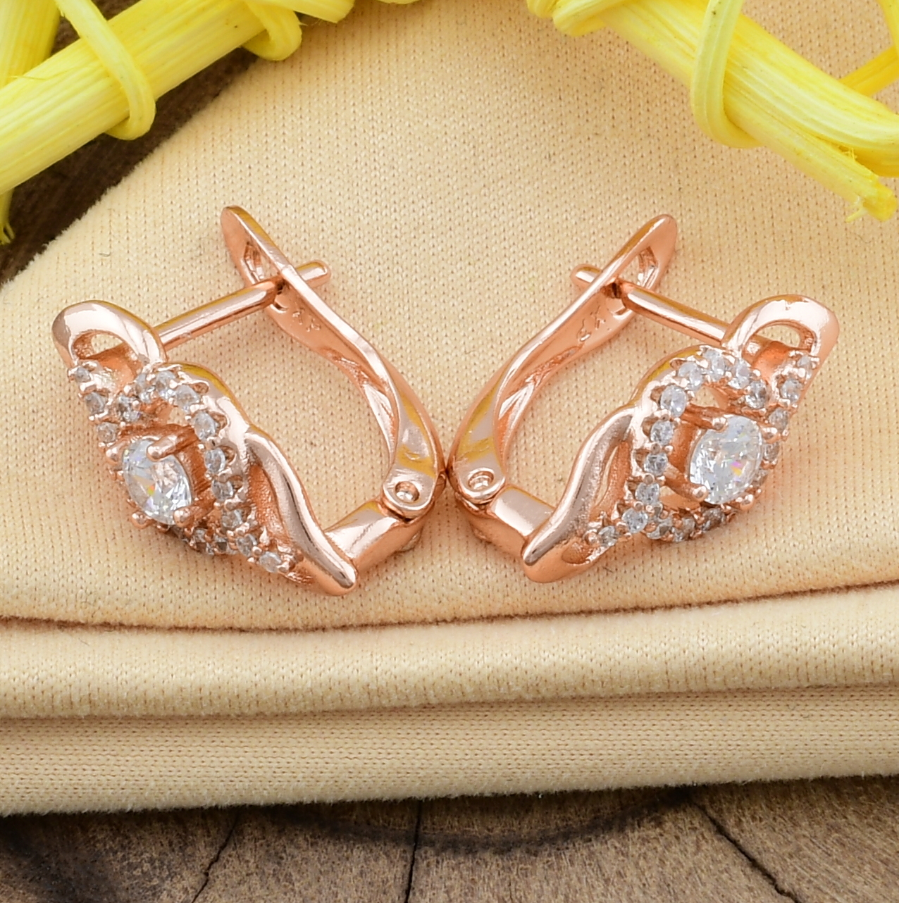 

Серьги Xuping 27636 размер 17х7 мм вес 2.7 г белые фианиты позолота РО