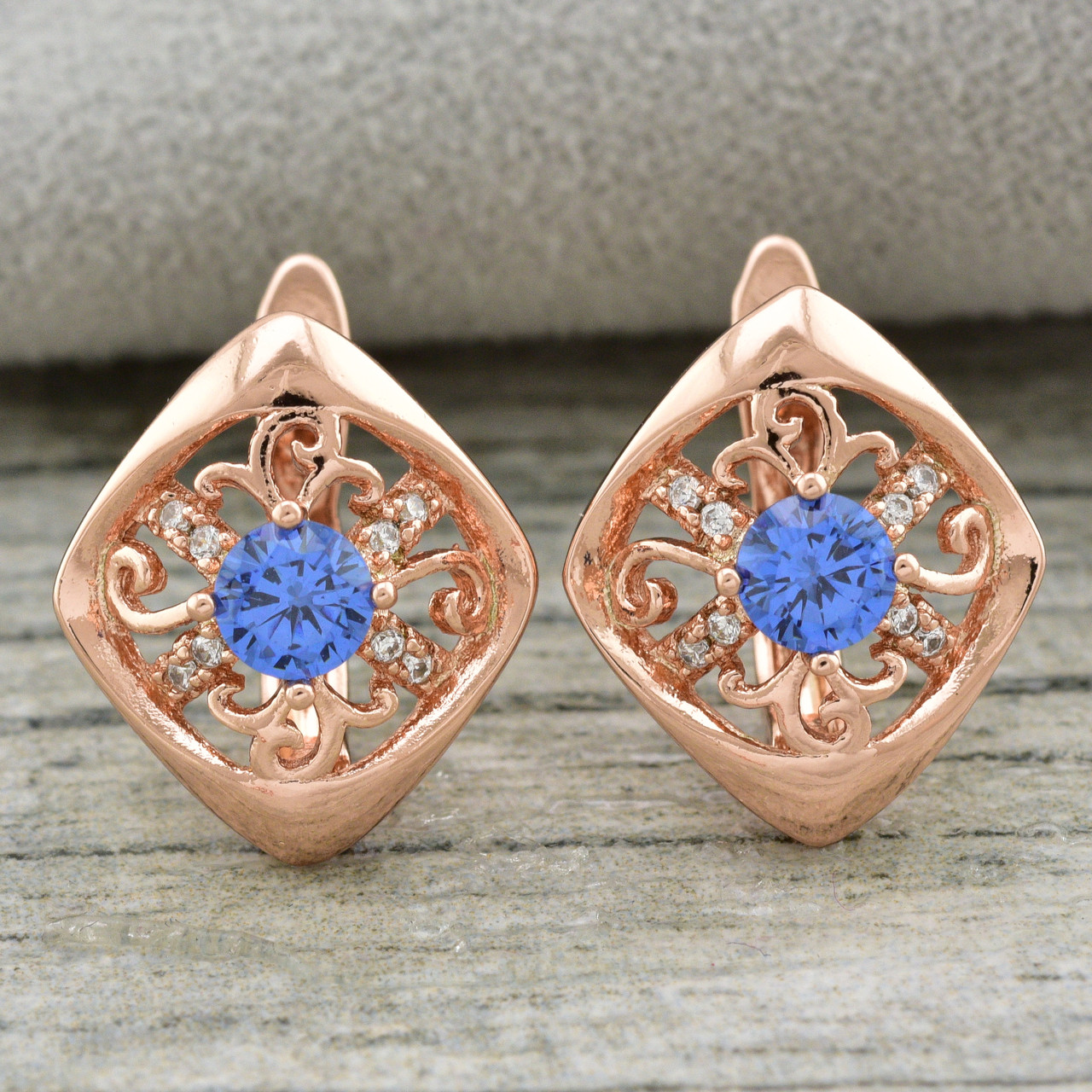 

Серьги Xuping Французский Бриллиант 23985 размер 19х14 мм синие фианиты вес 3.4 г позолота РО