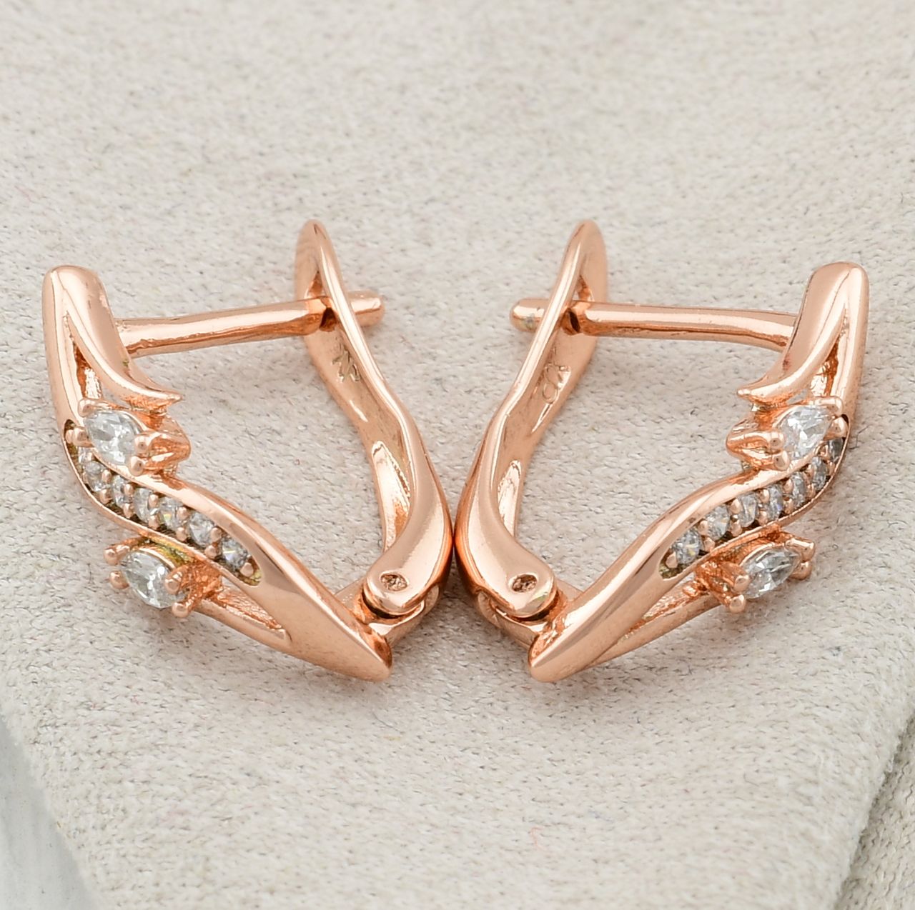 

Серьги Xuping 30970 размер 16х5 мм вес 1.6 г белые фианиты позолота РО