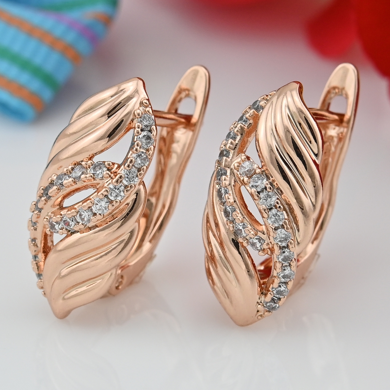

Серьги Xuping 31069 размер 18х9 мм вес 2.8 г белые фианиты позолота РО