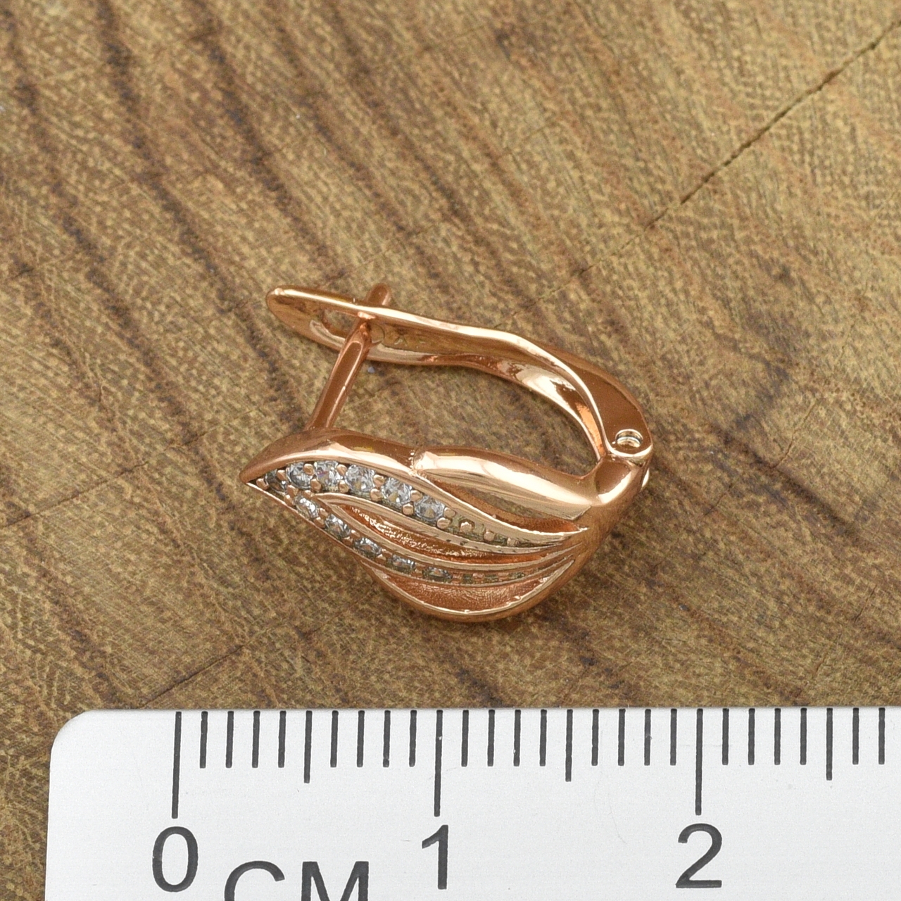 

Серьги Xuping 30902 размер 14х9 мм вес 2.3 г белые фианиты позолота 18К