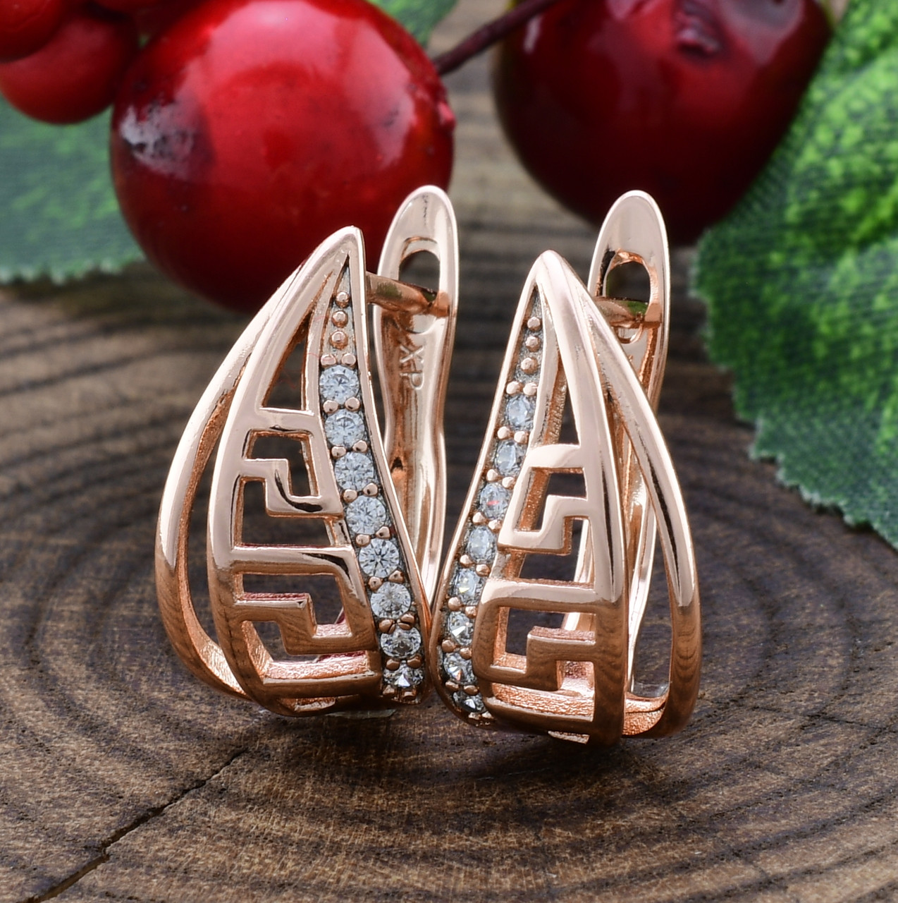 

Серьги Xuping 26019 размер 16х10 мм вес 2.5 г белые фианиты позолота РО