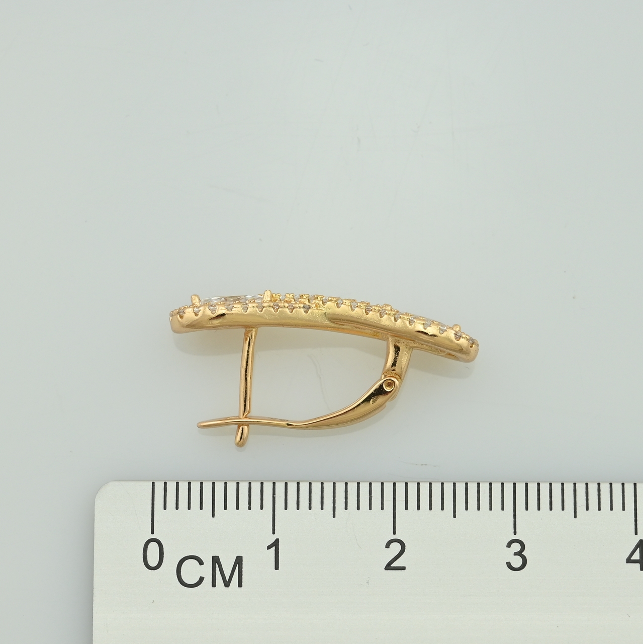 

Серьги Xuping 30248 размер 26х6 мм белые фианиты вес 3.7 г позолота 18К
