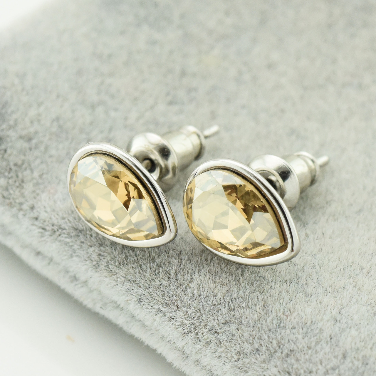 

Сережки Xuping з кристалами Swarovski 21079 розмір 10х7 мм колір шампань позолота Біле Золото