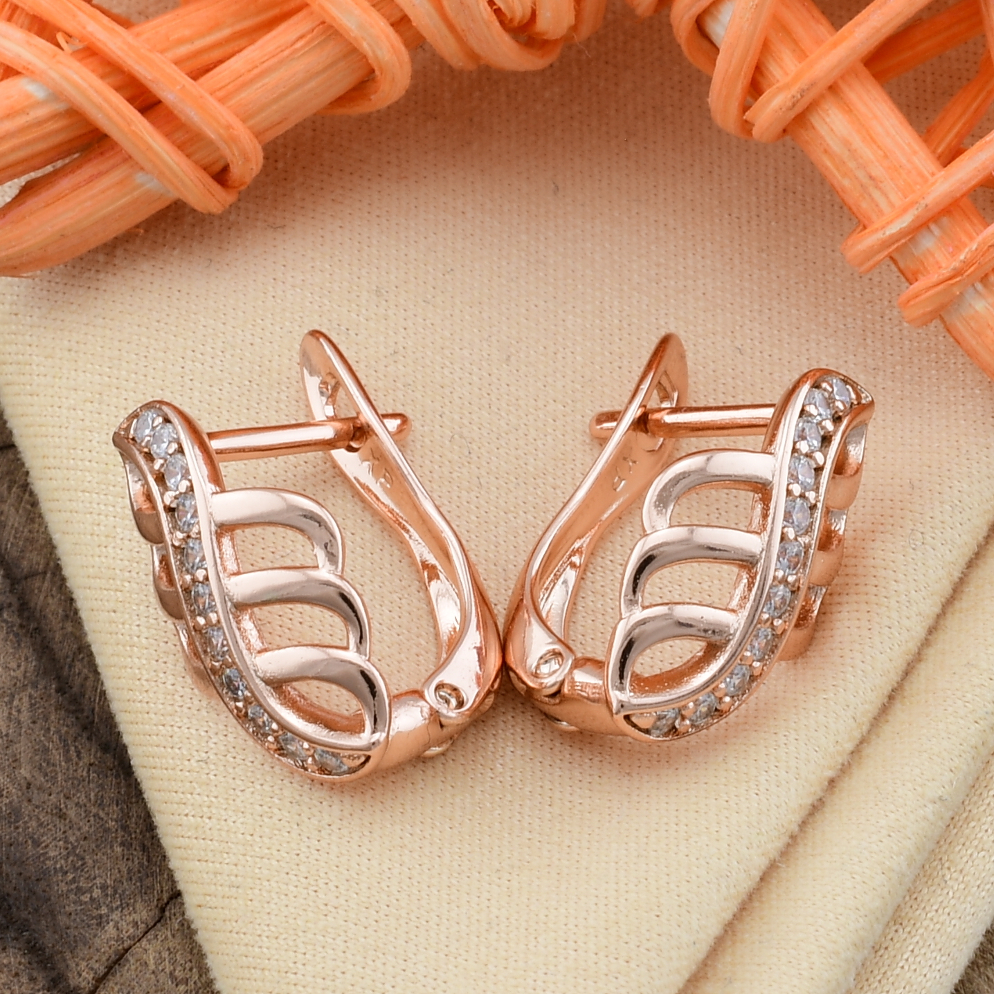 

Серьги Xuping 27518 размер 15х9 мм вес 2.2 г белые фианиты позолота РО