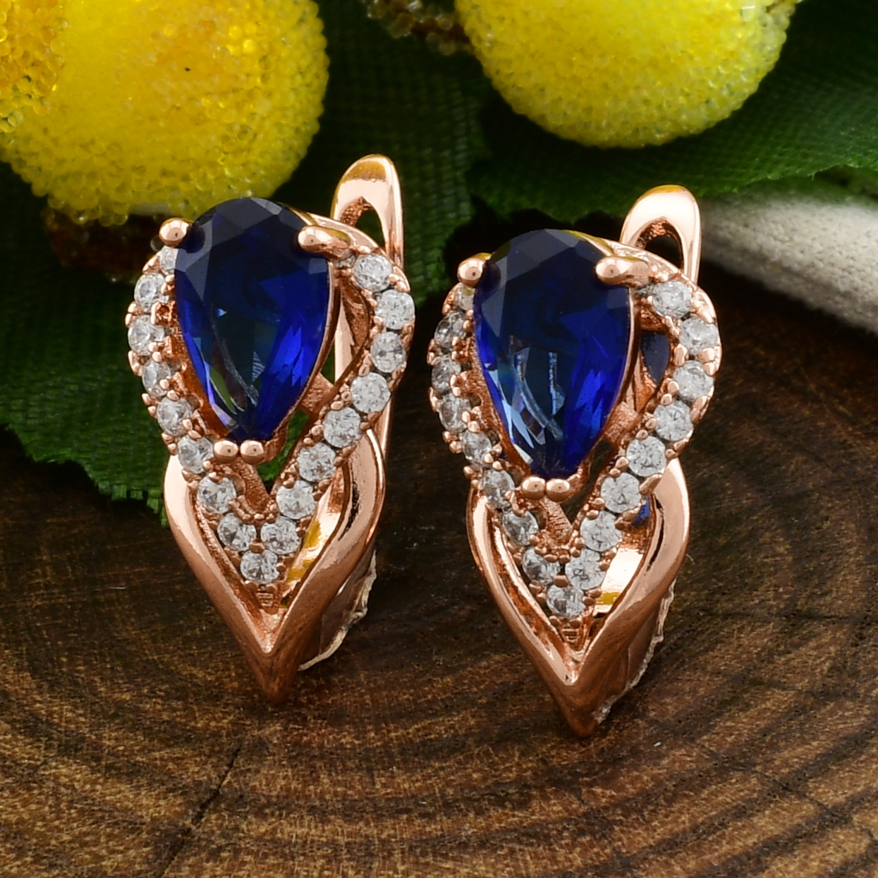 

Серьги Xuping 26116 размер 17х9 мм синие фианиты вес 3.5 г позолота РО