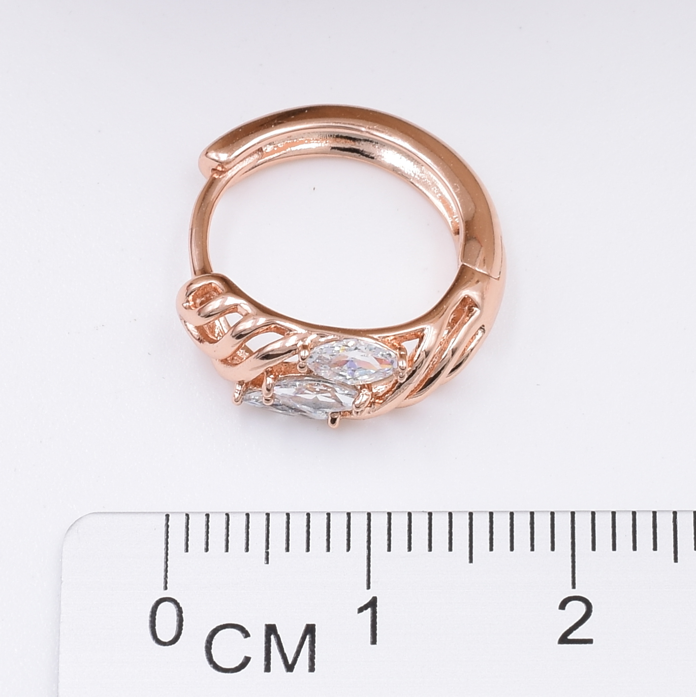 

Серьги Xuping 31034 размер 14х7 мм вес 3.5 г белые фианиты позолота РО