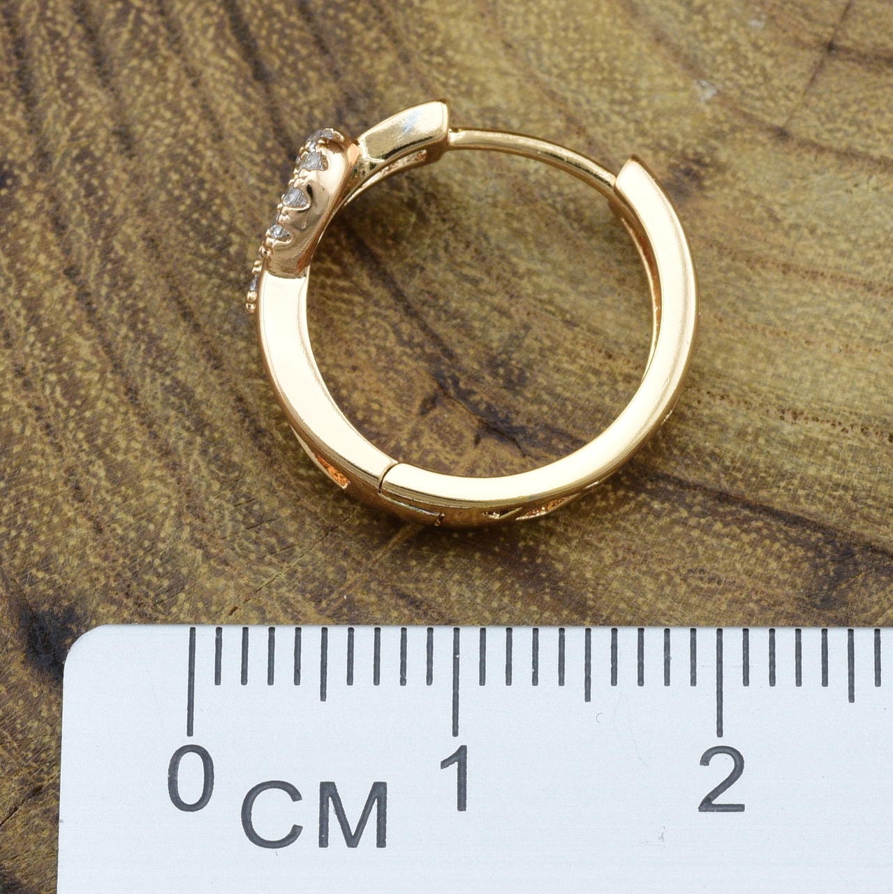 

Сережки Xuping 29182 розмір 16х6 мм білі фіаніти вага 2.7 г позолота 18К