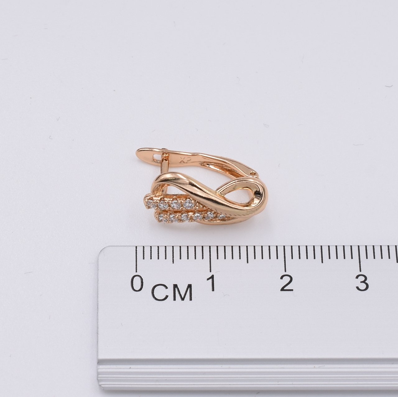 

Серьги Xuping 27623 размер 18х8 мм вес 3.3 г белые фианиты позолота 18К