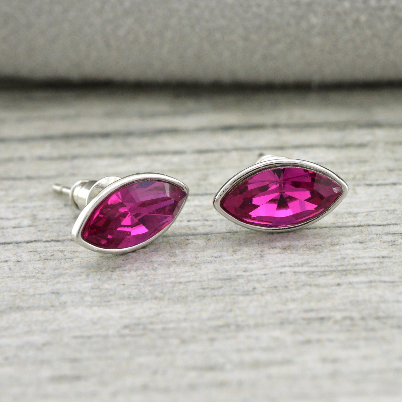 

Серьги Xuping с кристаллами Swarovski 83094 размер 11х6 мм цвет фуксия позолота Белое Золото
