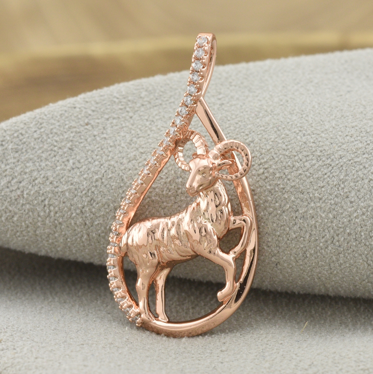 

Знак Зодиака Овен Xuping 31167 размер 35х18 мм вес 6.7 г белые фианиты позолота РО