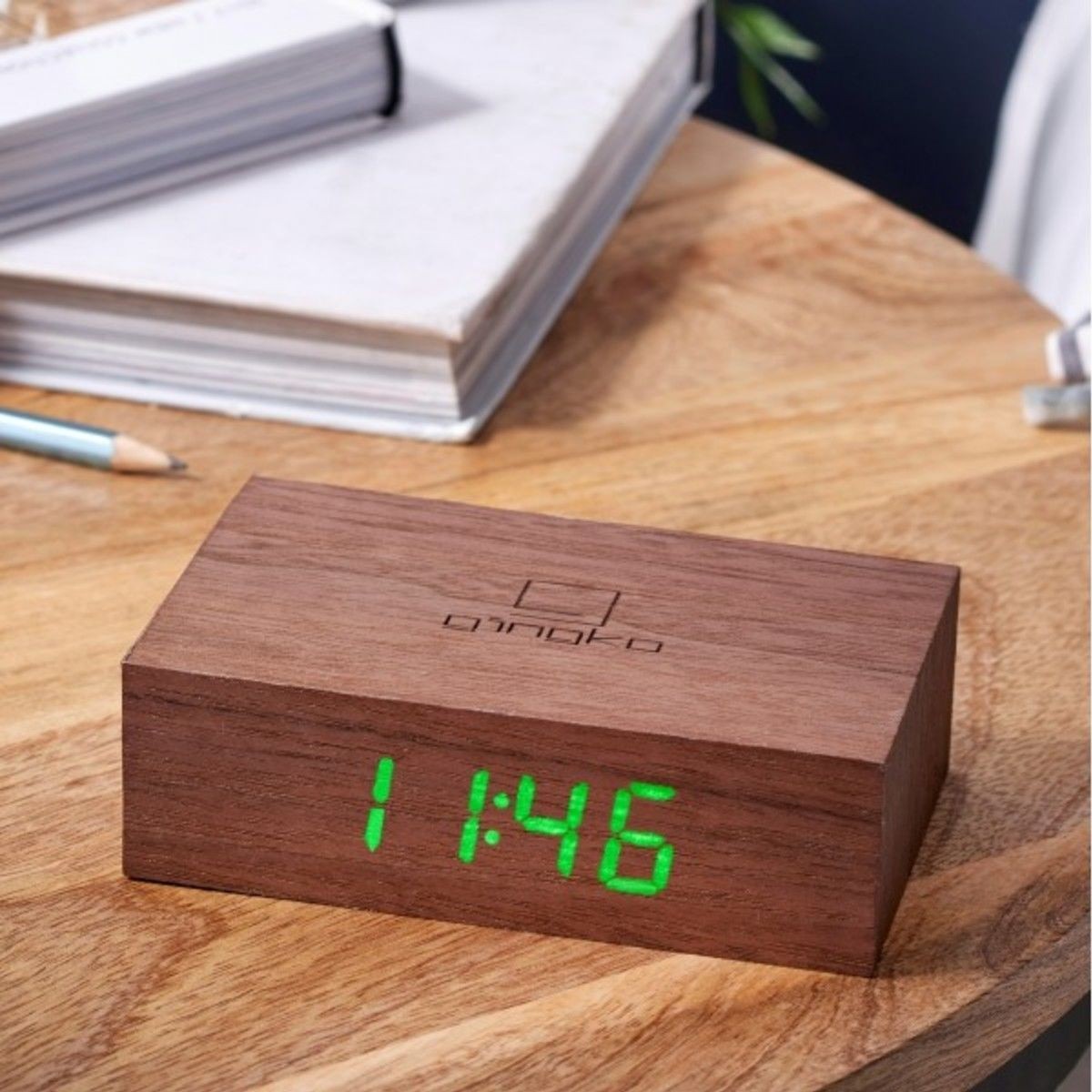 

Смарт будильник Flip часы настольные (Орех)