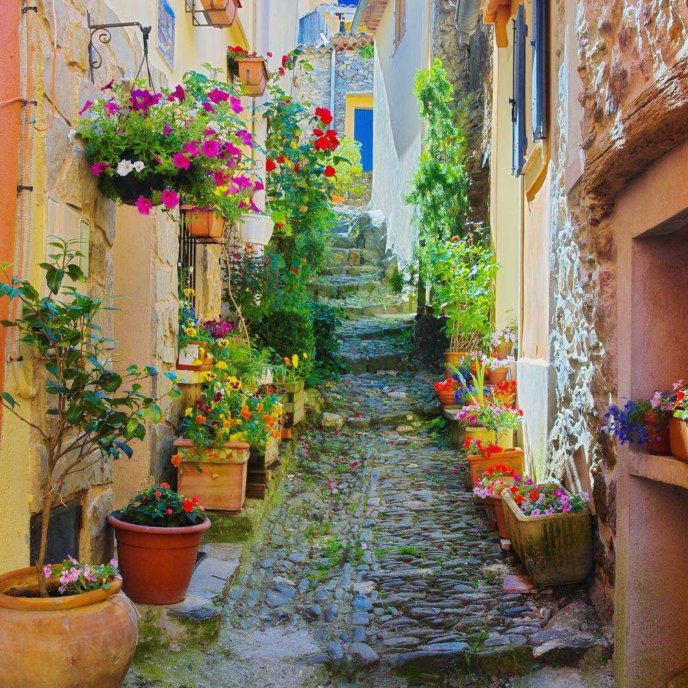 

Фотообои Walldeco Красочная и узкая улица №5330 Волокно