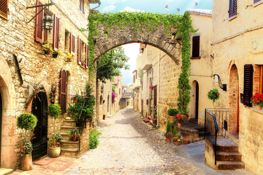 

Фотообои Walldeco Старинная улочка в зелени №31866 Волокно