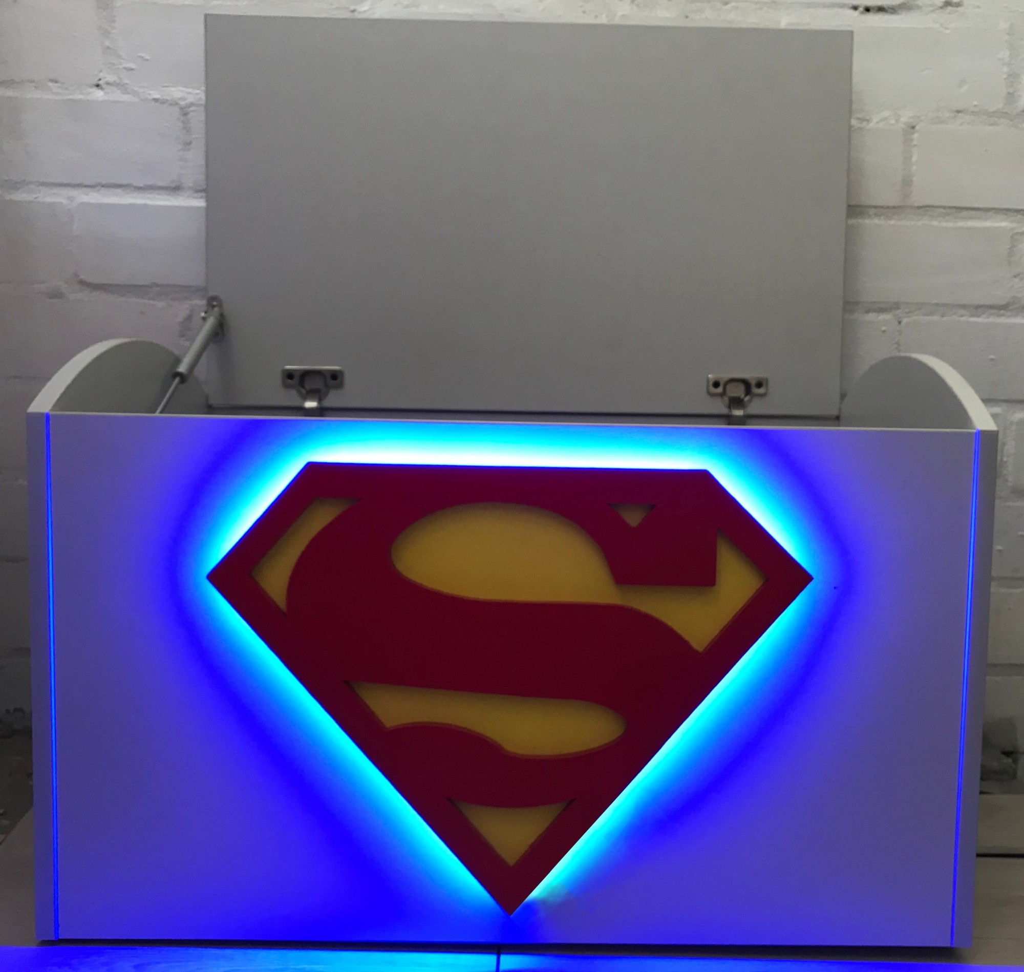 

Ящик для игрушек Kids Idea SuperMan серый с подсветкой 70*45*40см