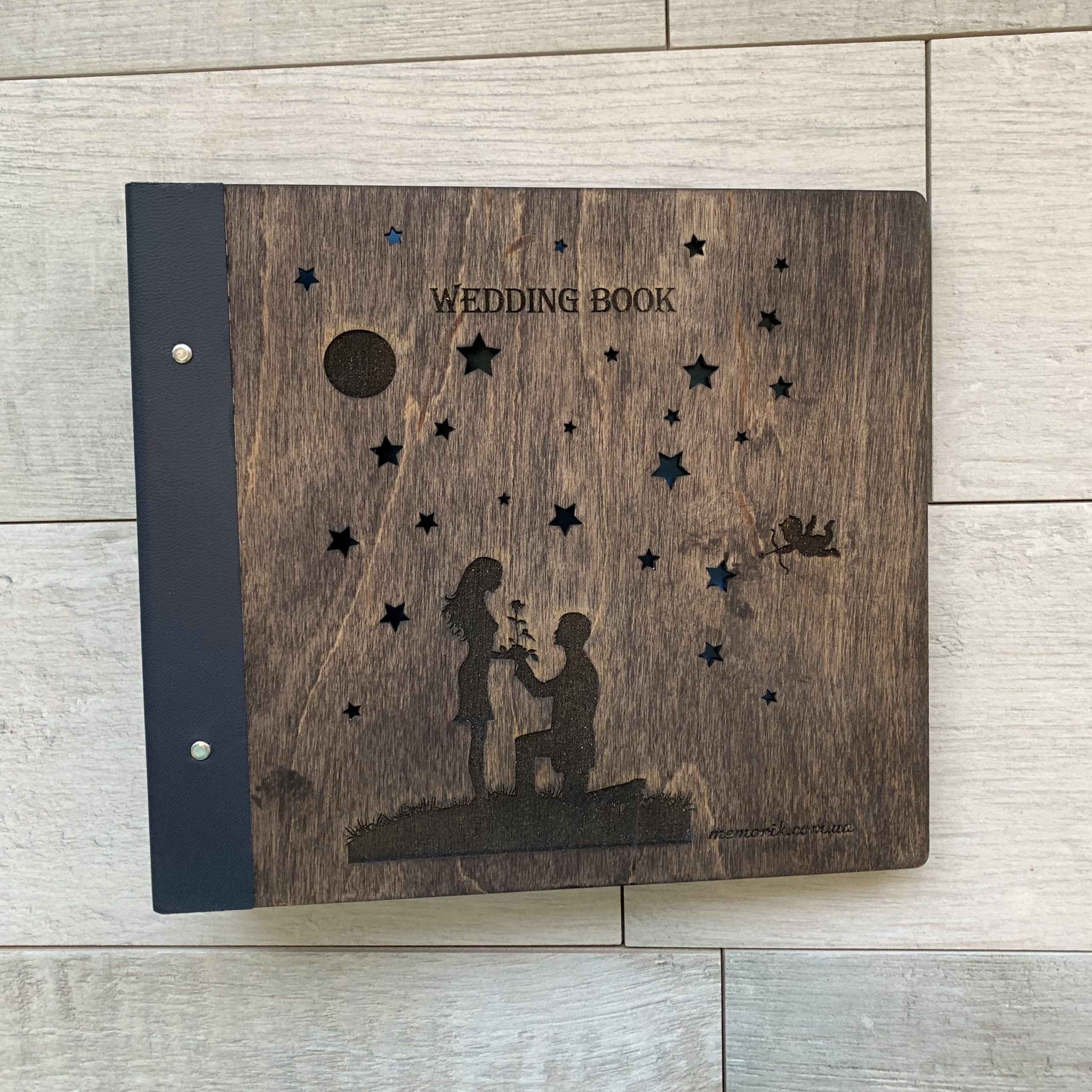 

Свадебный альбом в темном дереве, История любви от Memorik "Wedding Book" , фотоальбом свадебный в деревянной обложке со вставкой из натуральной кожи с иллюстрированными страницами