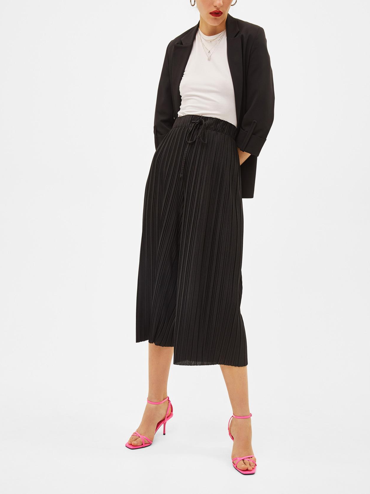 

Брюки Bershka 0092/296/800-AAAD XS Черные