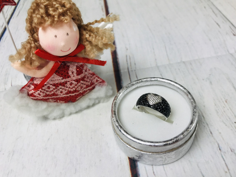 

Серебряное кольцо с белым камнем Гошенит (берилл) и черная Шпинель Sky Jewelry 000518