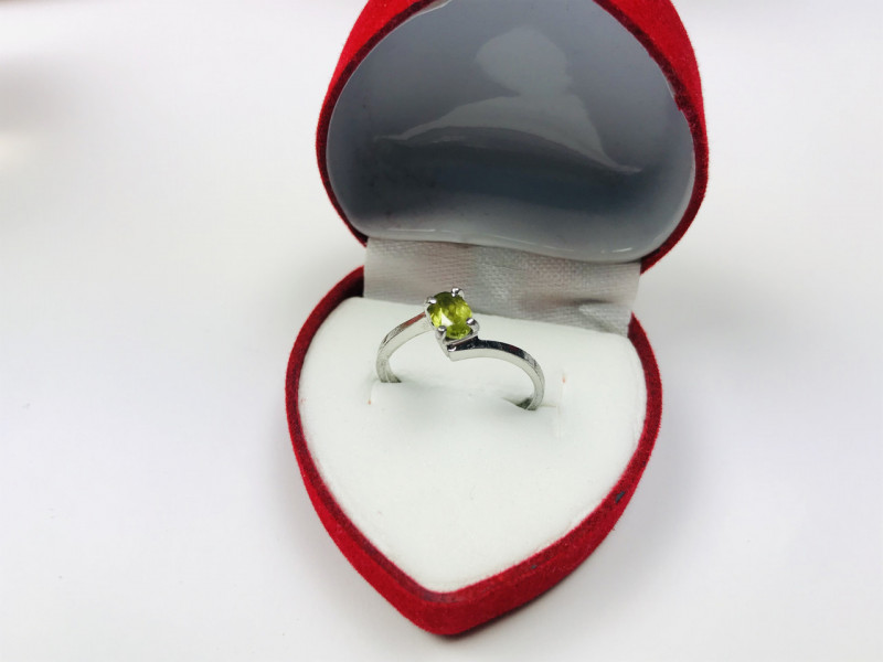 

Серебряное кольцо с камнем Перидот Sky Jewelry 000366
