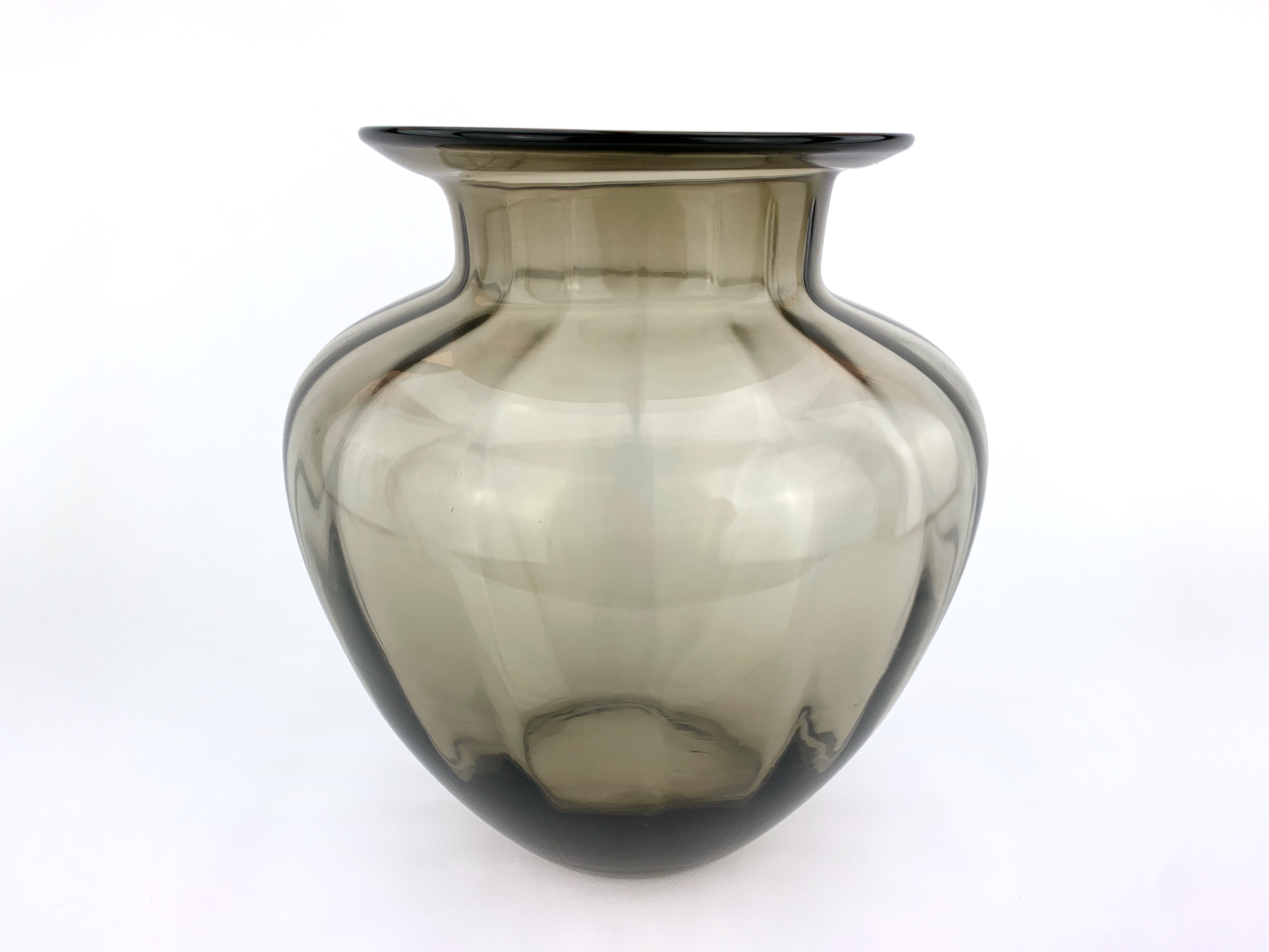 

Ваза для цветов TerrA "Grandy" пепельная 28х26см (3507-13)