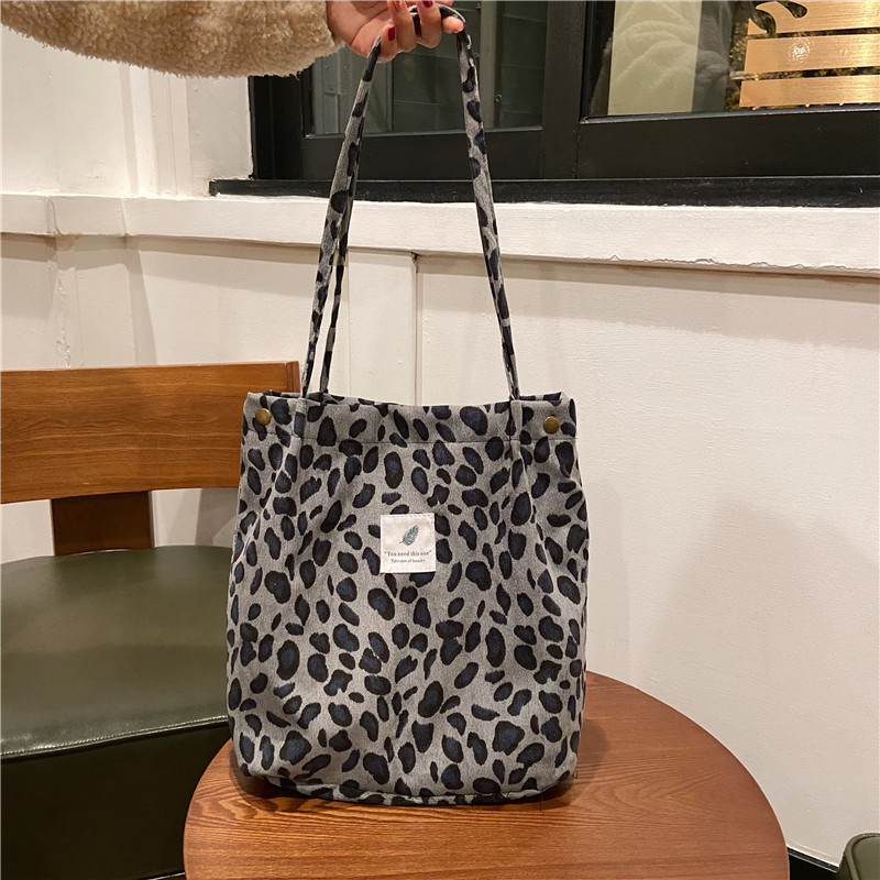 

Сумка шоппер Экосумка женская тканевая с леопардовым принтом Серая Berni Fashion Серый