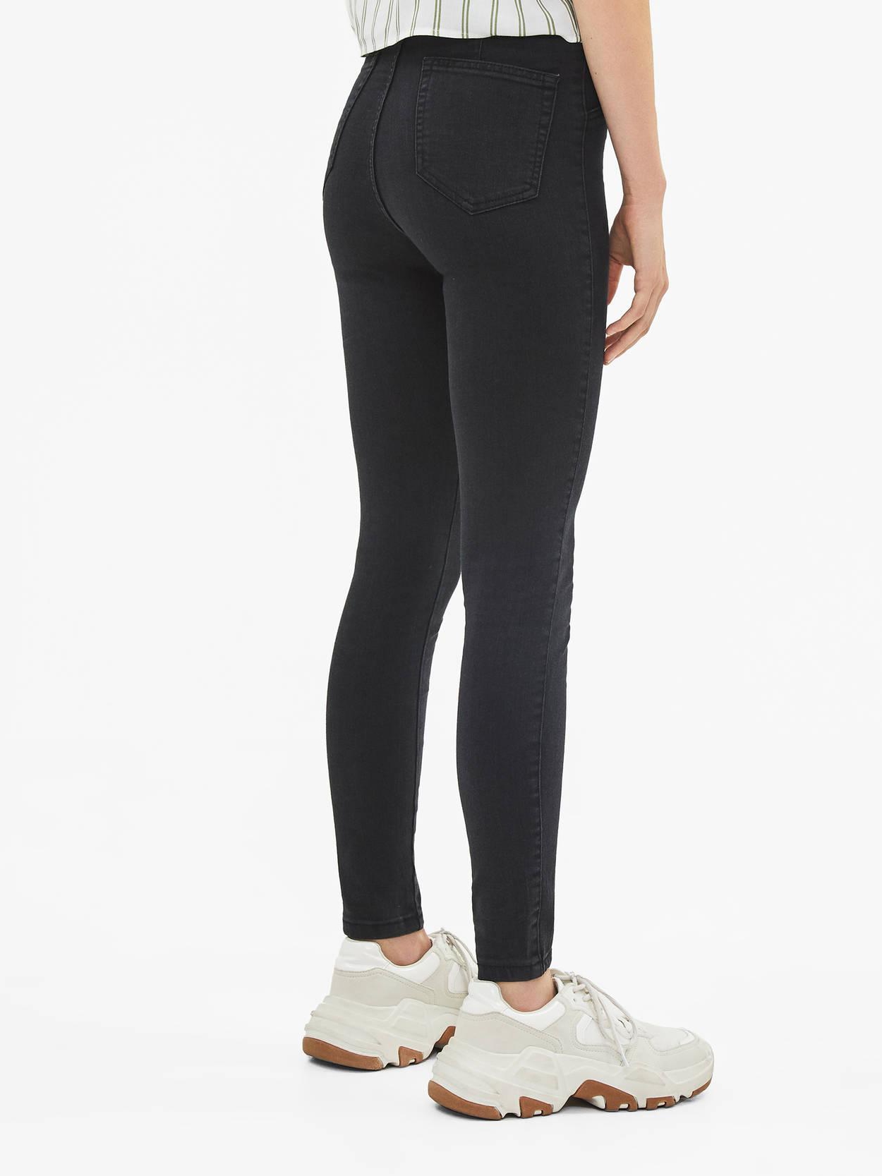 

Джинсы Bershka 5216/019/810-AAAD 34 Черные