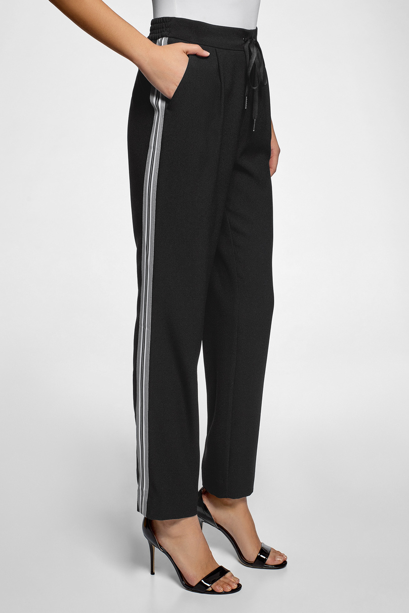 

Женские черные брюки Oodji 38-170 21705082/43859/2900N