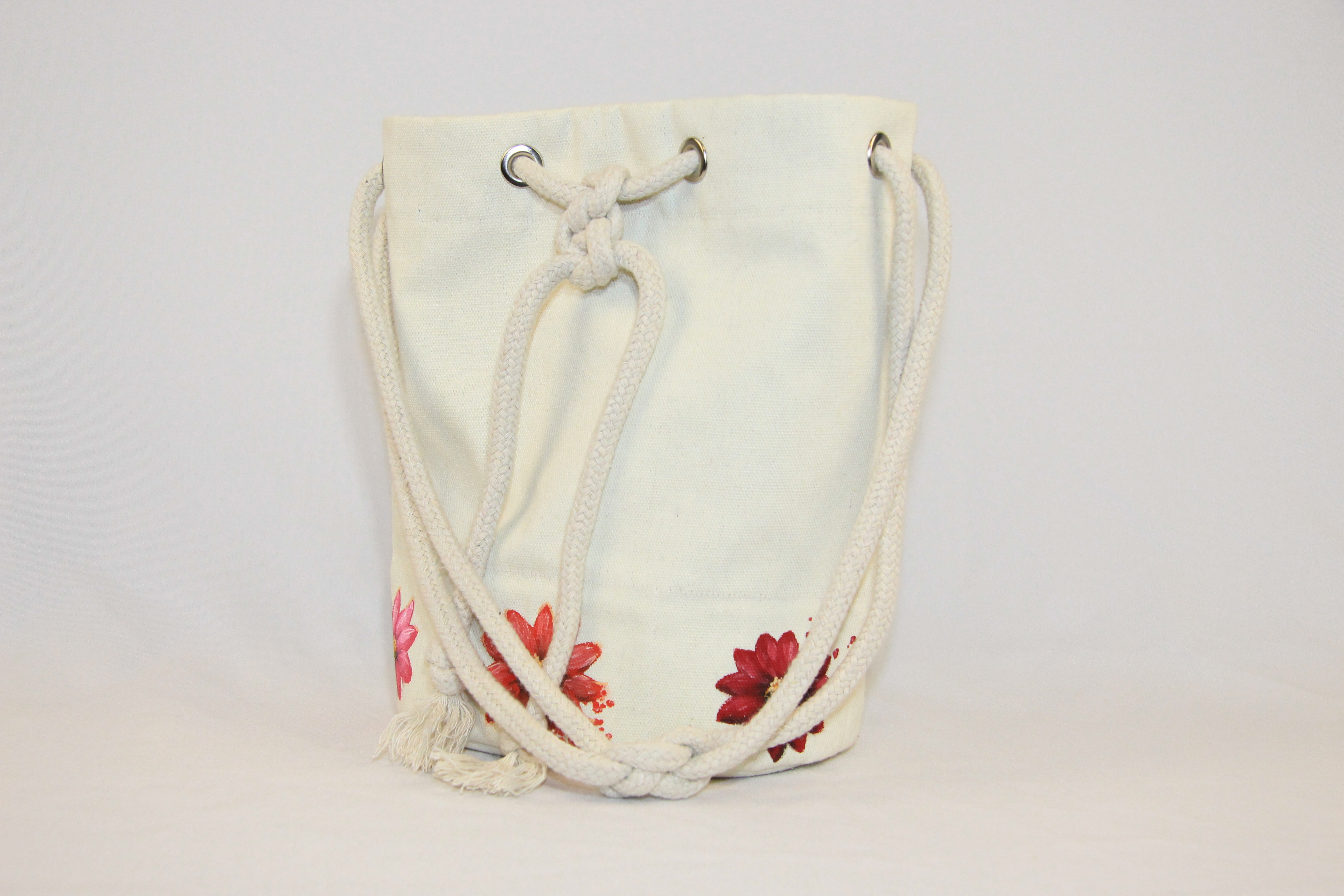 

Женская сумка Alpaca Red flowers Молочная