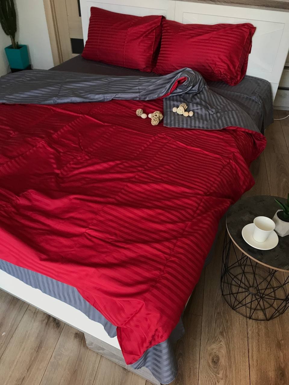 

Постельное Белье из Страйп Сатина Красный-Серый 180х220 - Двуспальный SleepTime