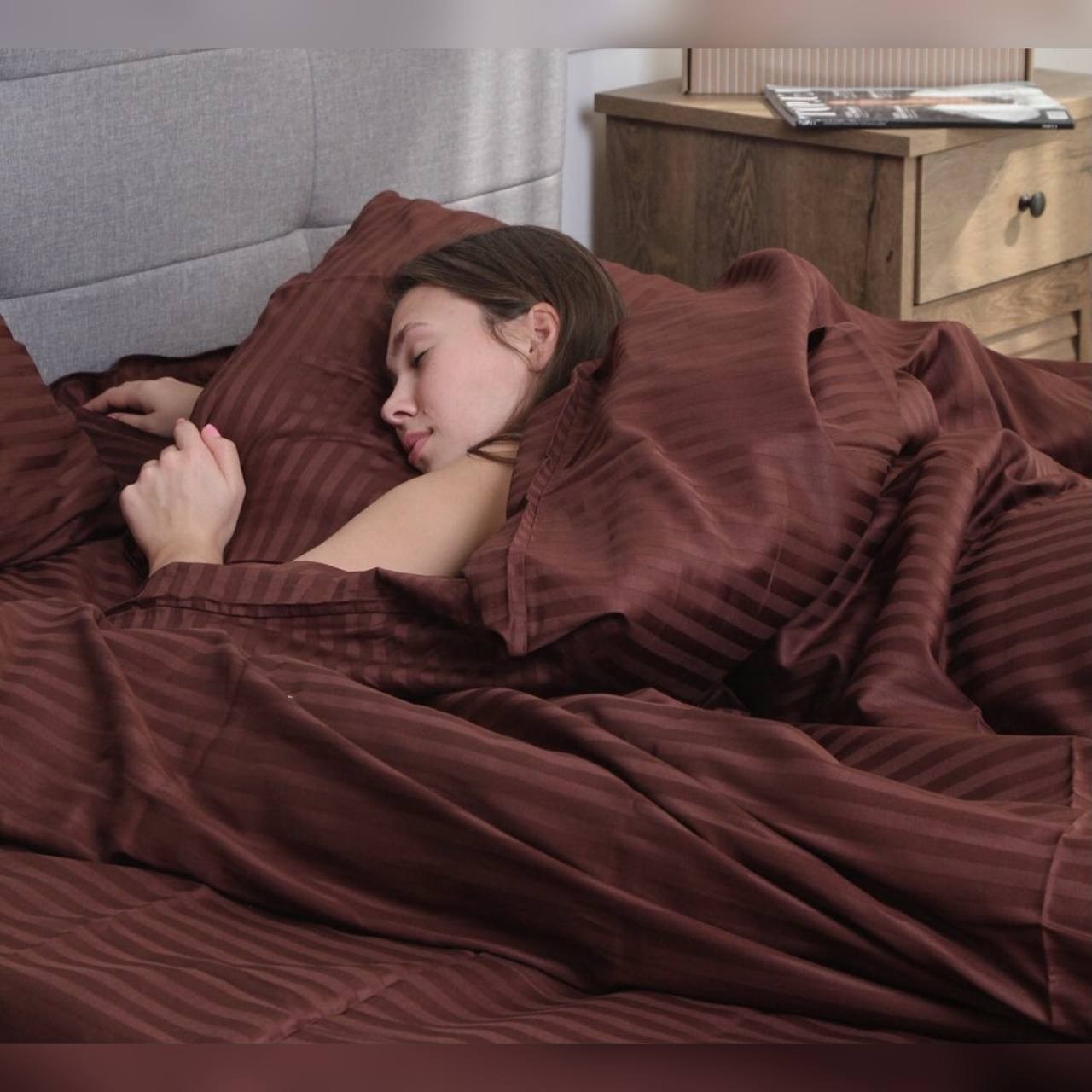 

Постельное Белье из Страйп Сатина Коричневый 150х220х2 - Семейный SleepTime
