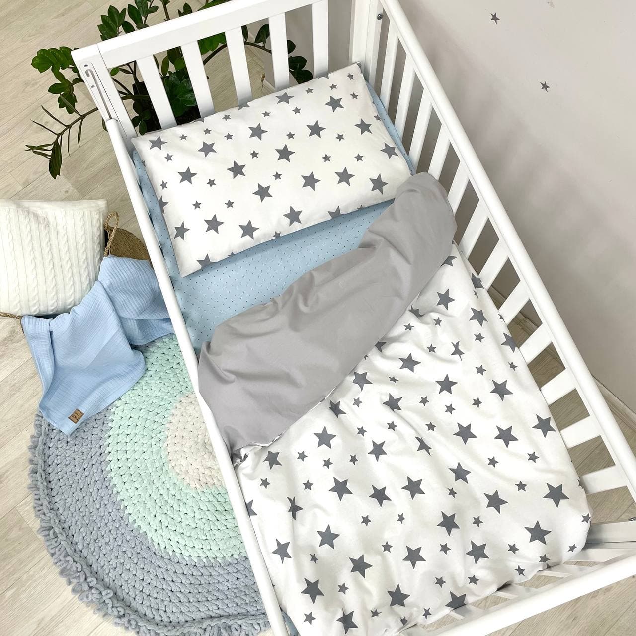 

Комплект постельного белья в кроватку Маленькая соня Happy night Звезды детский поплин стандарт/овал серый арт.03107387