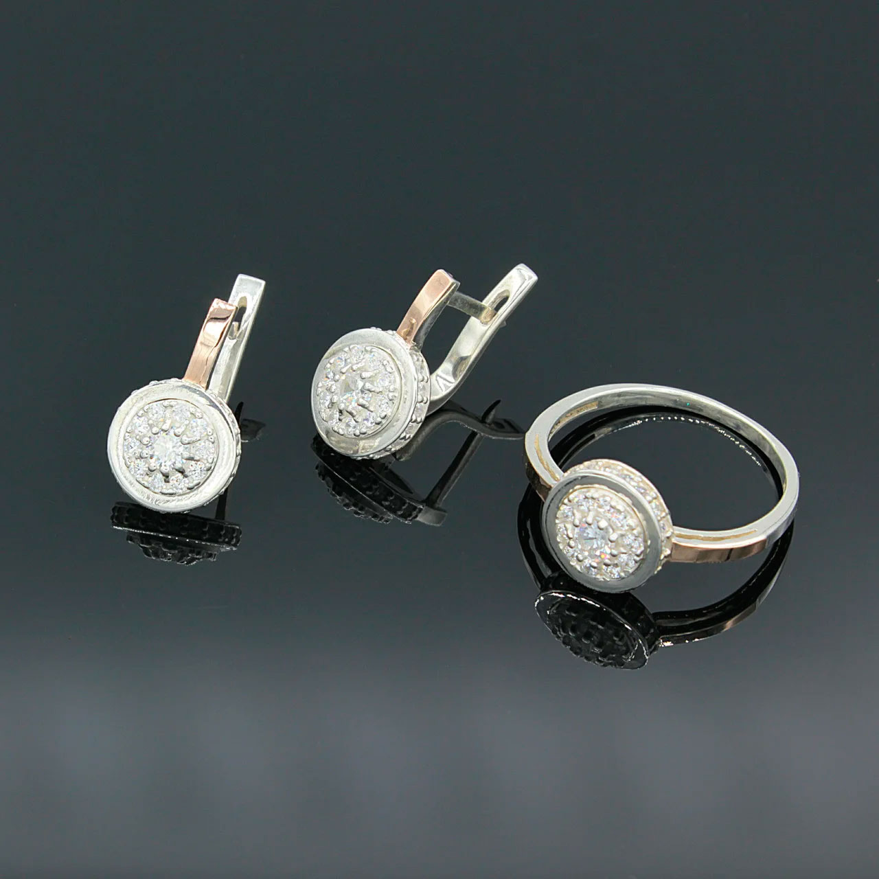 

Серебряное кольцо и серьги Diva Дива Дама с золотыми вставками 16,5 размер (038г16,5)