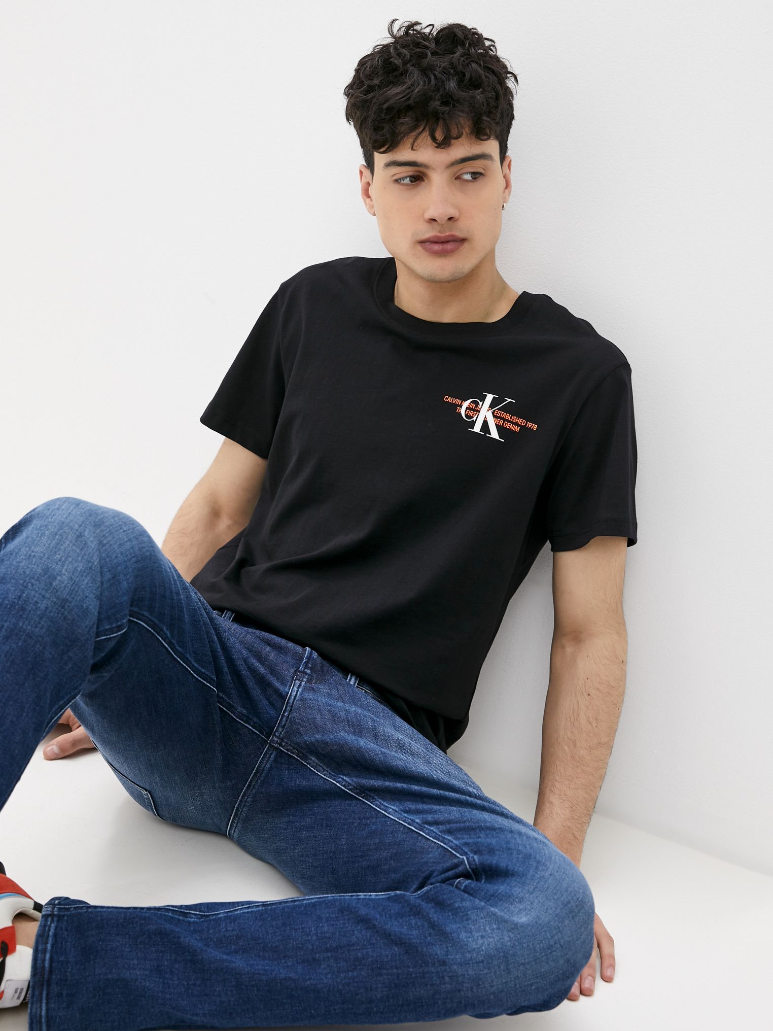 

Футболка Calvin Klein Jeans Ck Urban Graphic T-Shirt J30J318309-BEH S Черная