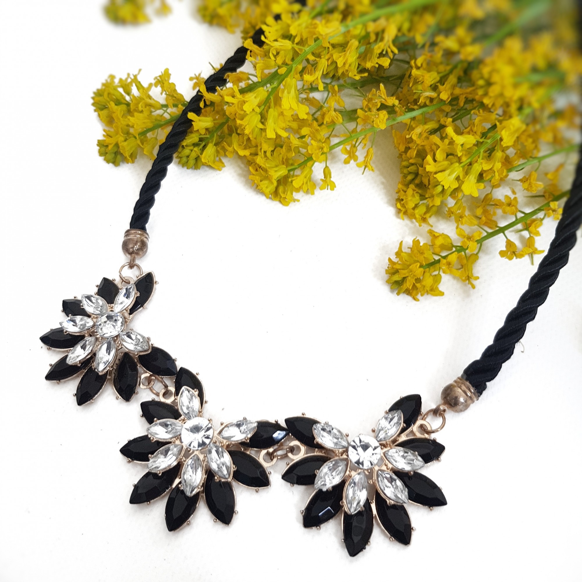 

Колье черное массивные цветы на жгуте Fashion Jewelry 3987