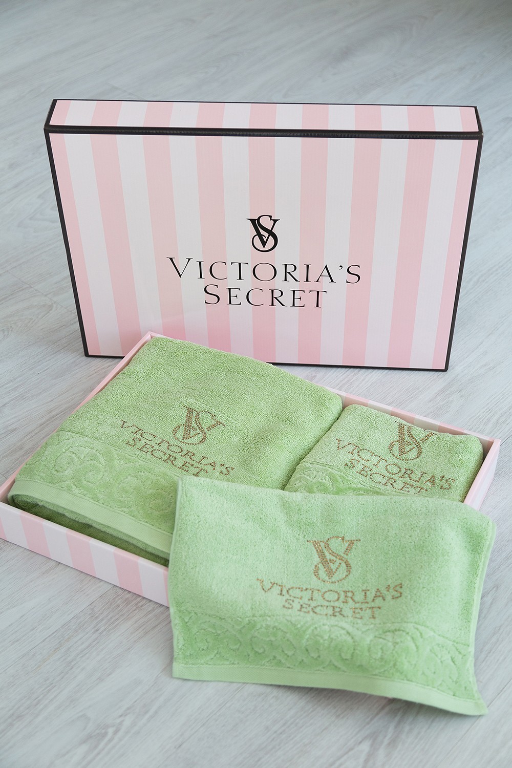 

Набор махровых полотенец Victoria’s Secret зеленый 70х150,35х78,34х35