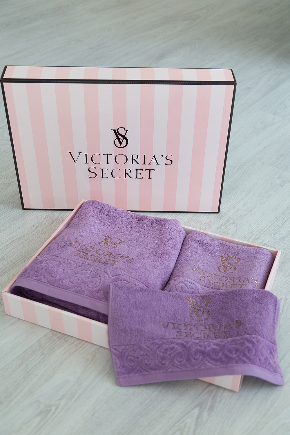 

Набор махровых полотенец Victoria’s Secret фиолетовый 70х150,35х78,34х35