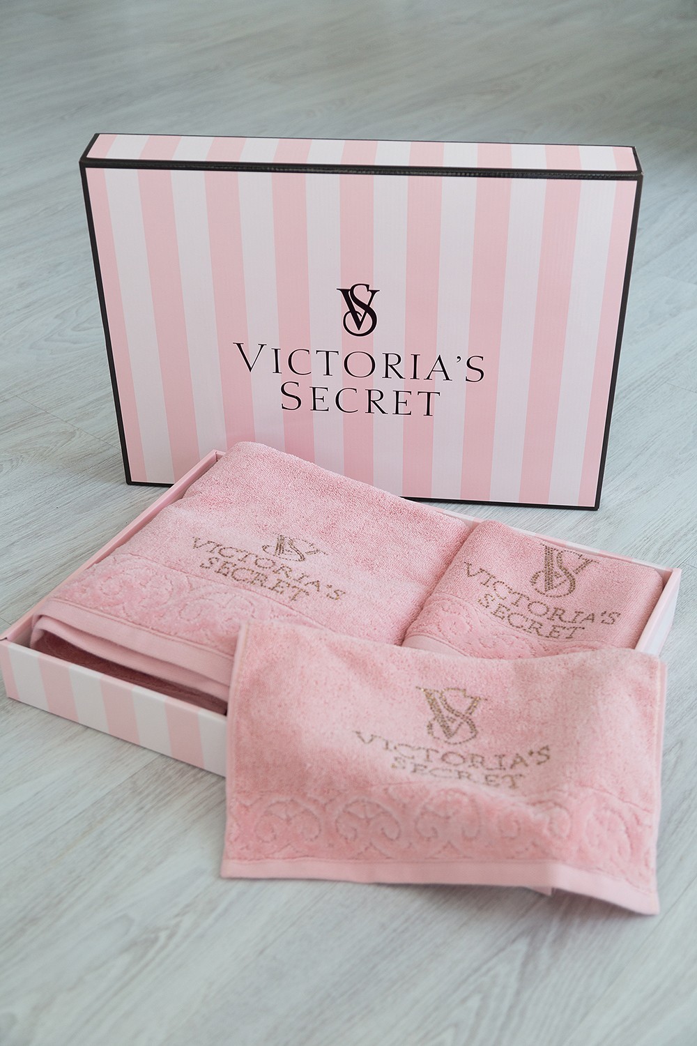 

Набор махровых полотенец Victoria’s Secret розовый 70х150,35х78,34х35