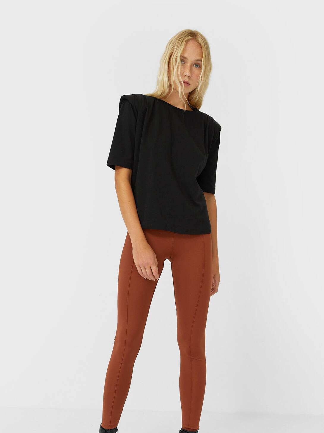 

Футболка Stradivarius 06628918001 S Черная