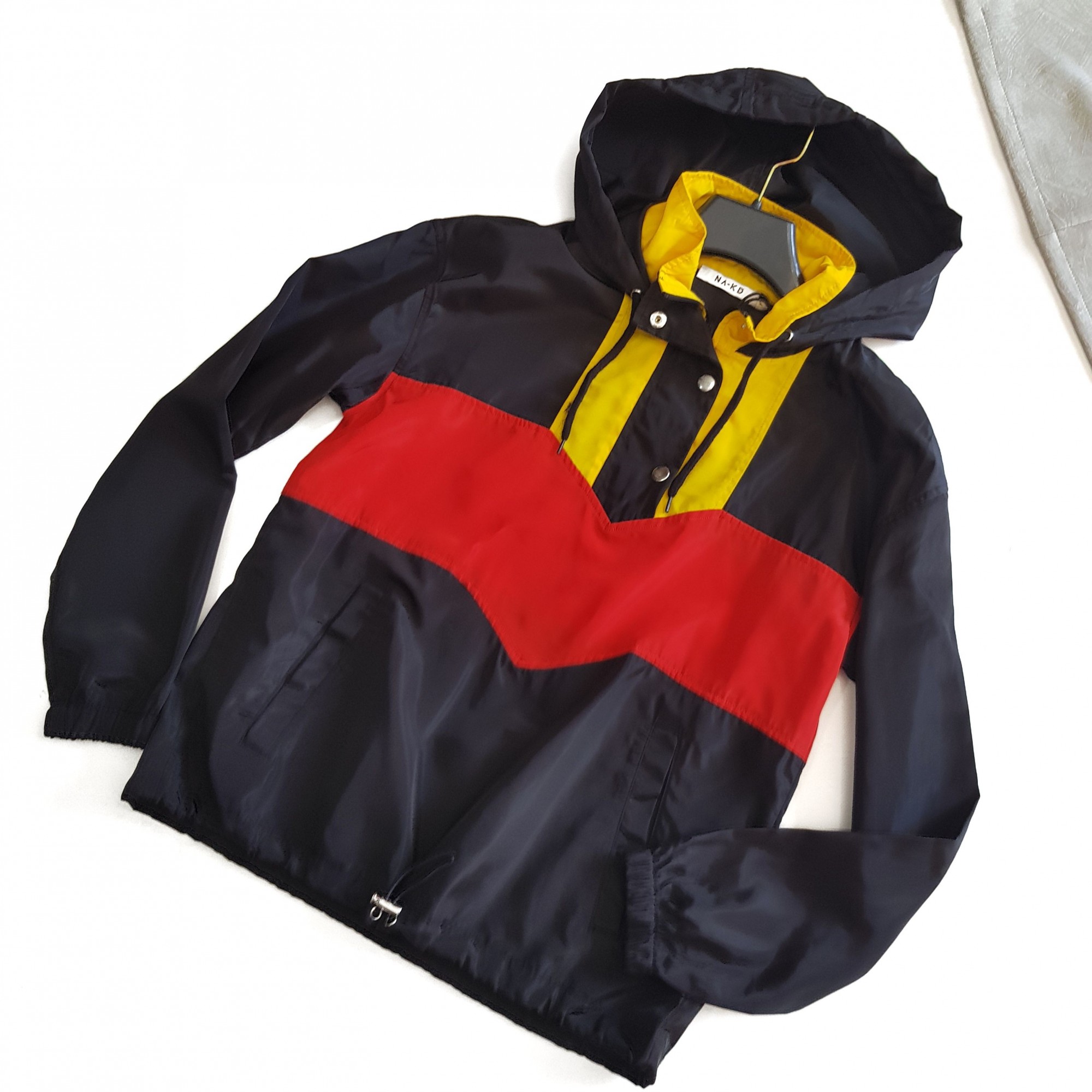 

Ветровка- худи черная с цветными вставками Na-KD 1100-000698-0002 8137 34