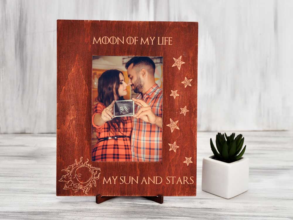 

Фоторамка с гравировкой "Moon of my life" подарок для влюбленных 13х18, вертикальная, Красное дерево, WOODPRESENT