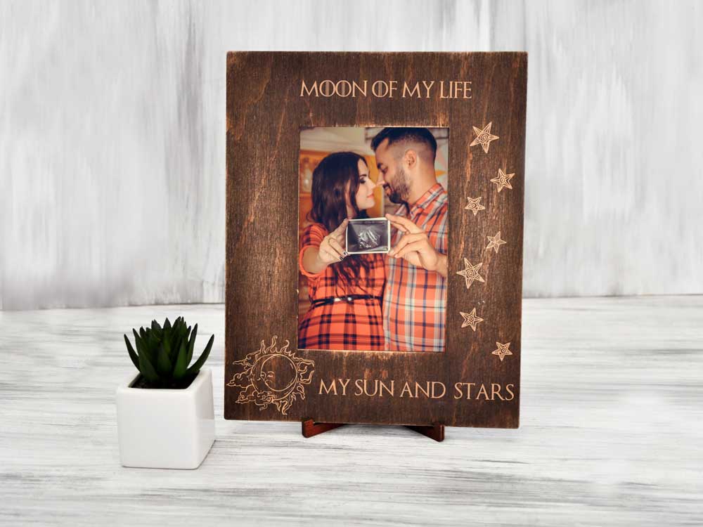 

Фоторамка с гравировкой "Moon of my life" подарок для влюбленных 13х18, вертикальная, Темное дерево, WOODPRESENT