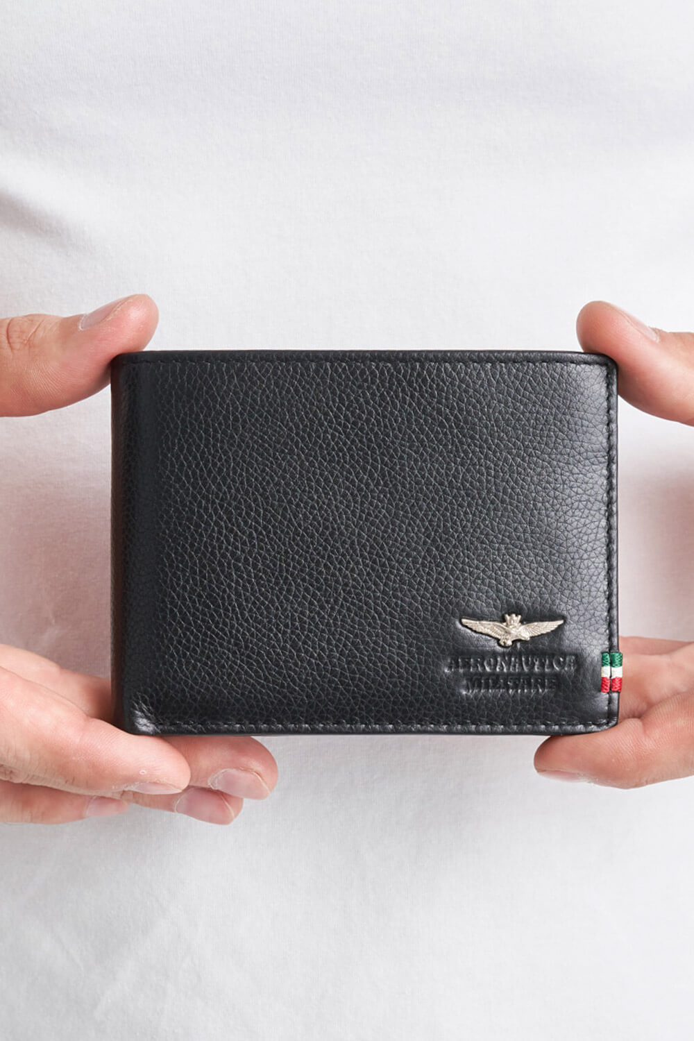 

Черный кошелек из кожи Aeronautica Militare 4315