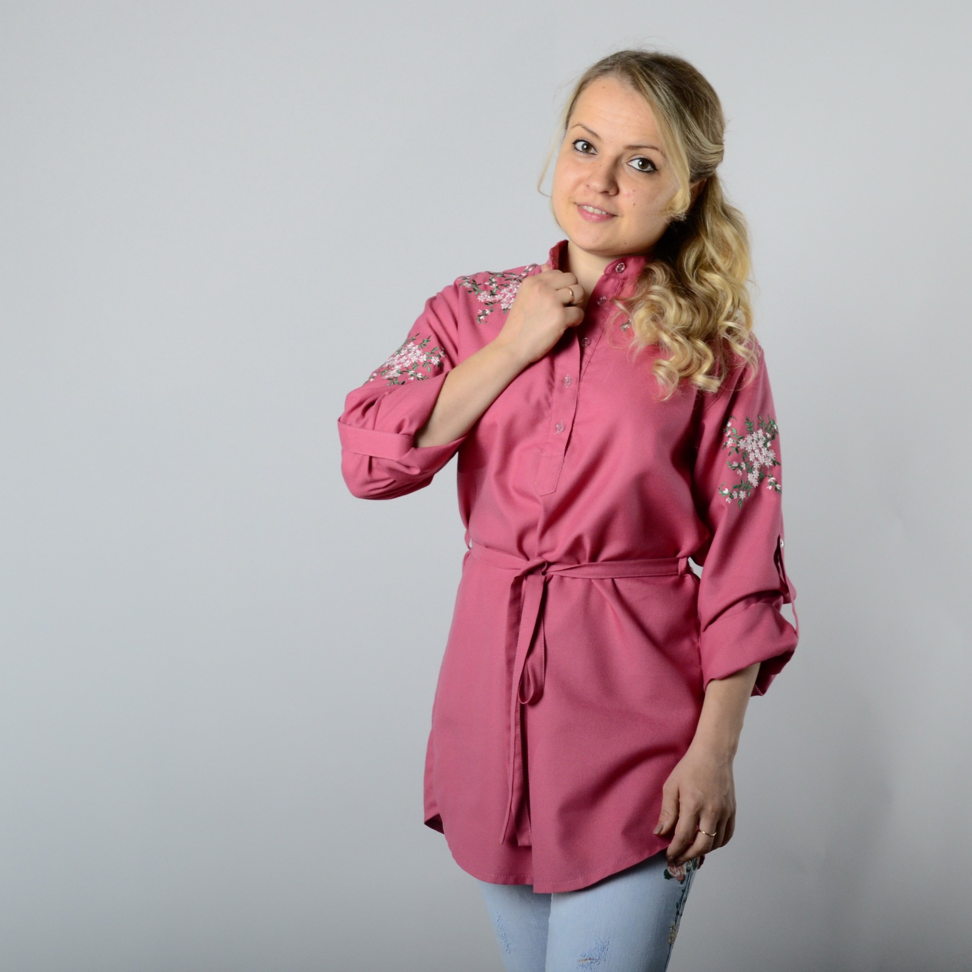 

Женская туника с длинным рукавом, с пояском, вышивка - цветки, ткань оникс, цвет - темно - розовый, размер -, Світлана-К, Женская туника с длинным рукавом, с пояском, вышивка - цветки, ткань оникс, цвет - темно - розовый, размер 48-50, Світлана-К