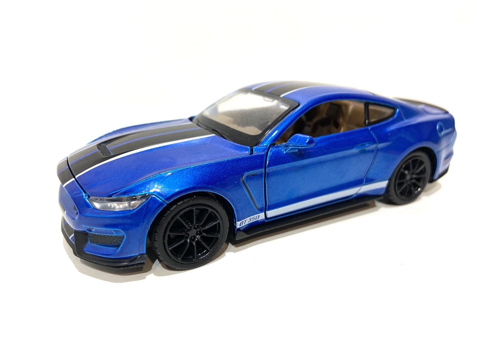 

Машина АВТОПРОМ 1:32 Ford Shelby GT350 метал. инерционная ,свет, звук 68441 белая