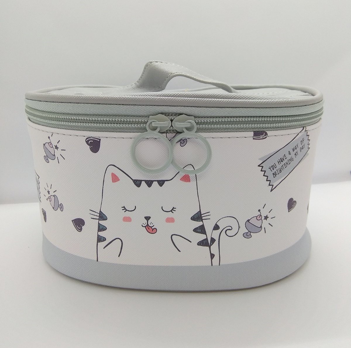 

Косметичка каркасная серая с белым экокожи с котиком средняя 20 х15.5 х12 см