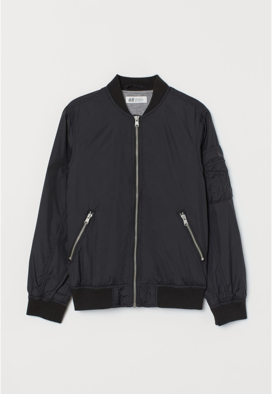 

Куртка-бомбер для мальчика черная H&M 134см (8-9лет) (38385626)