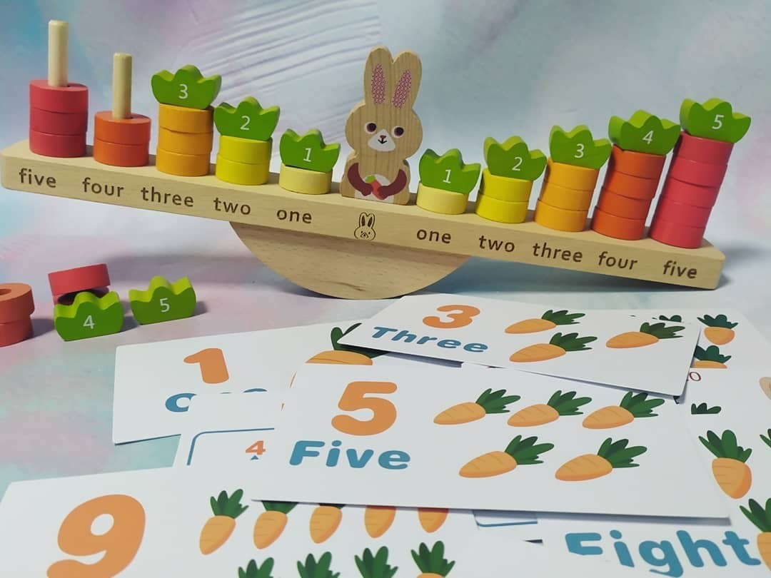 

Деревянная игрушка Монтессори весы-балансир Wooden Toy Заяц с морковками (2714)