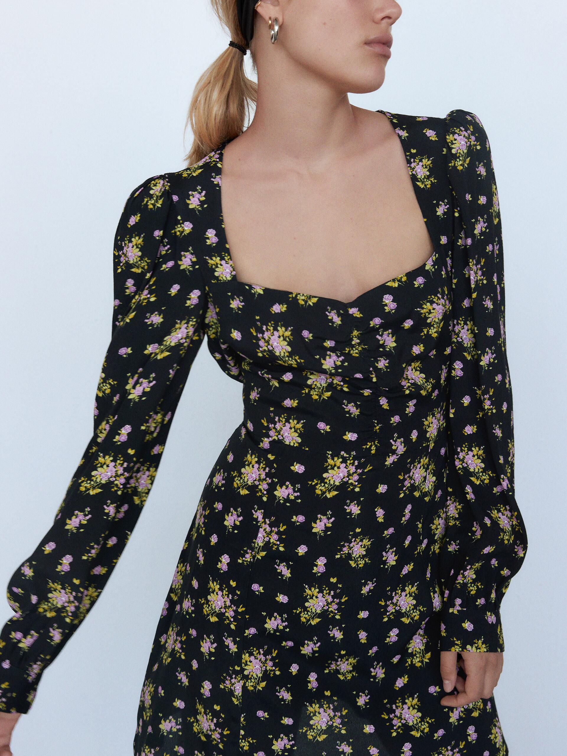 

Платье Zara 8431/344/330 M Черное с принтом цветов